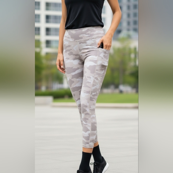 Women's Athleta Salvation Camo High-waisted Leggings Size:S - Picture 3 of 13